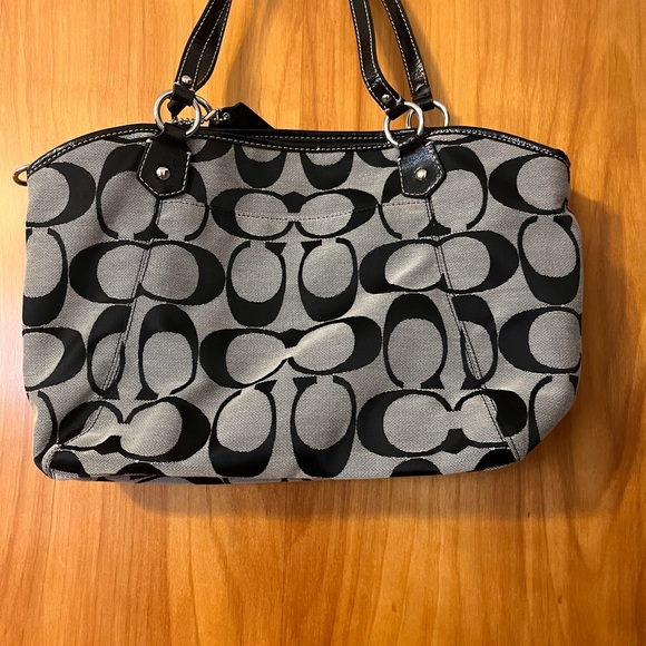 Coach- Good used condition, smoke free home - Picture 3 of 5